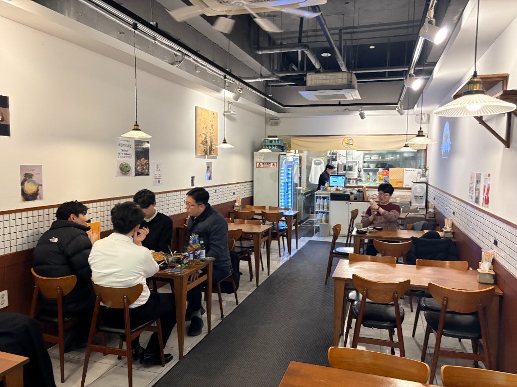 육전과 함께 제공되는 정갈한 밑반찬들