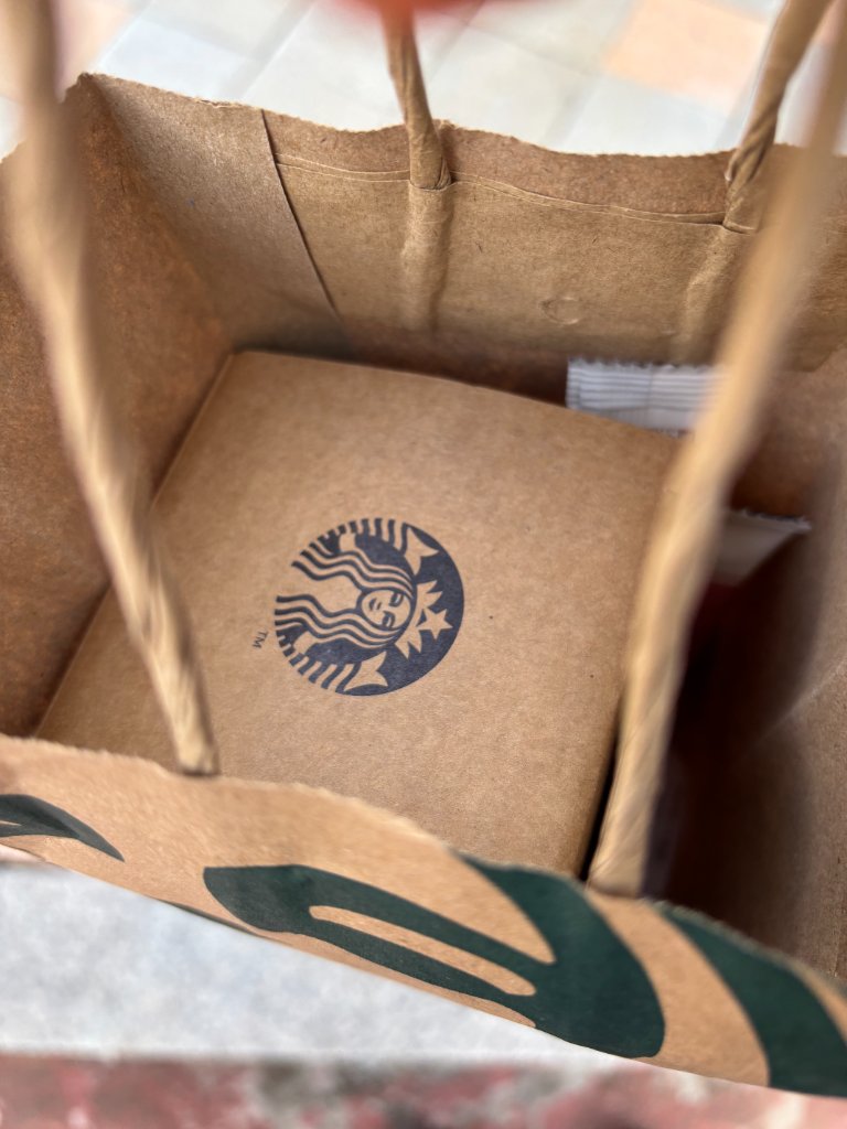 스타벅스 블루밍 토비 텀블러의 디자인과 벚꽃 패턴