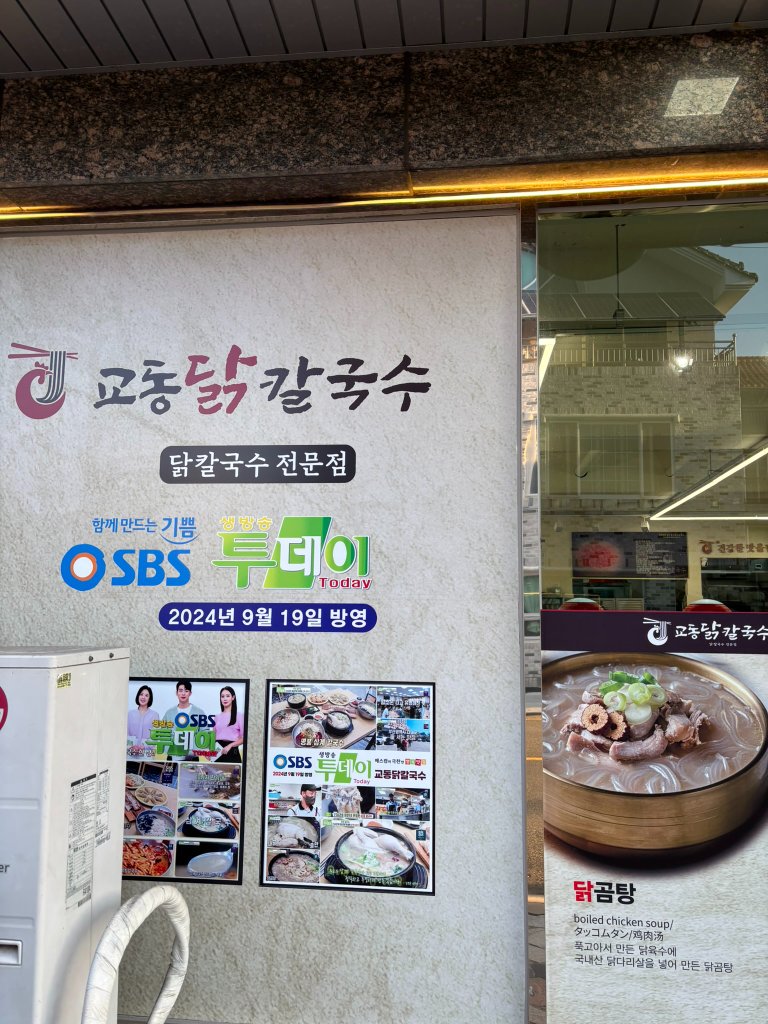 매장 내부의 깔끔한 테이블 배치