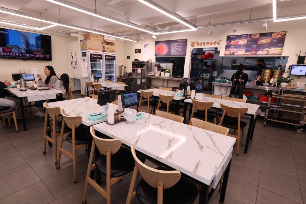 푸짐한 닭고기가 담긴 삼계닭칼국수