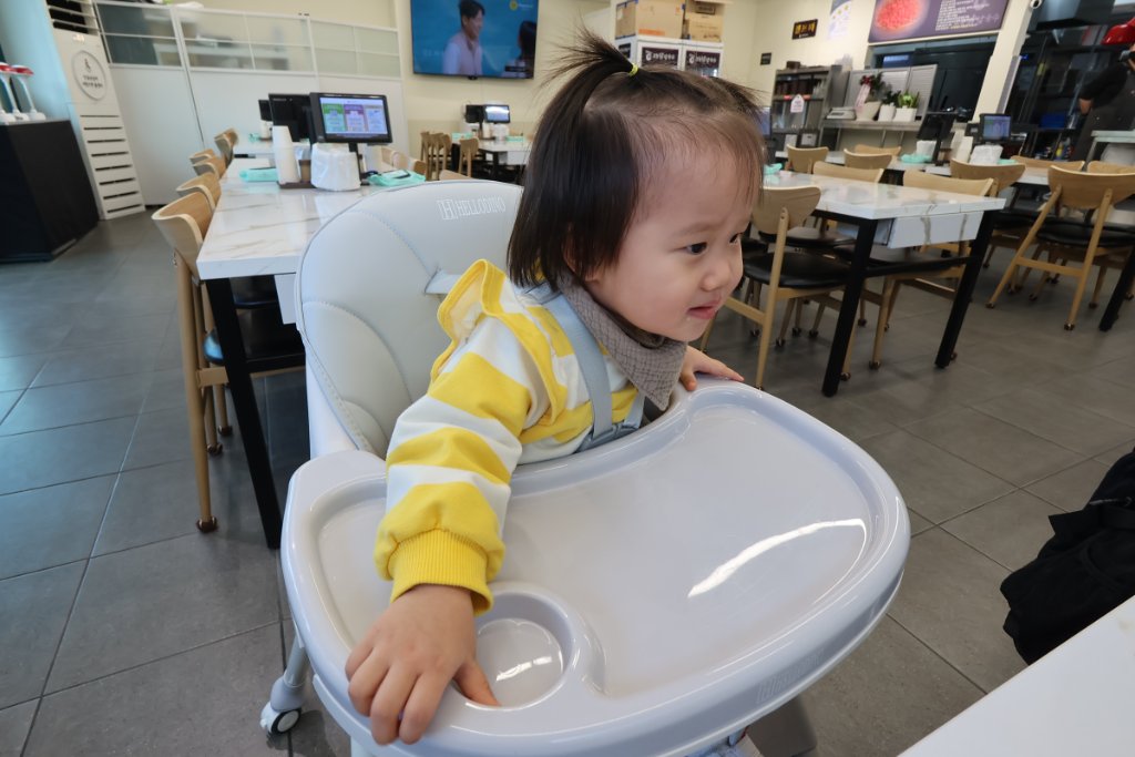 셀프바에 준비된 반찬과 김치