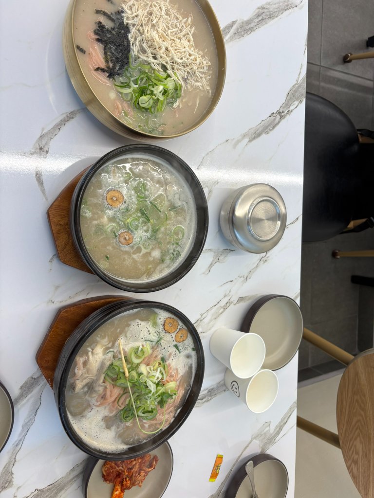 매장에서 즐기는 가족 식사