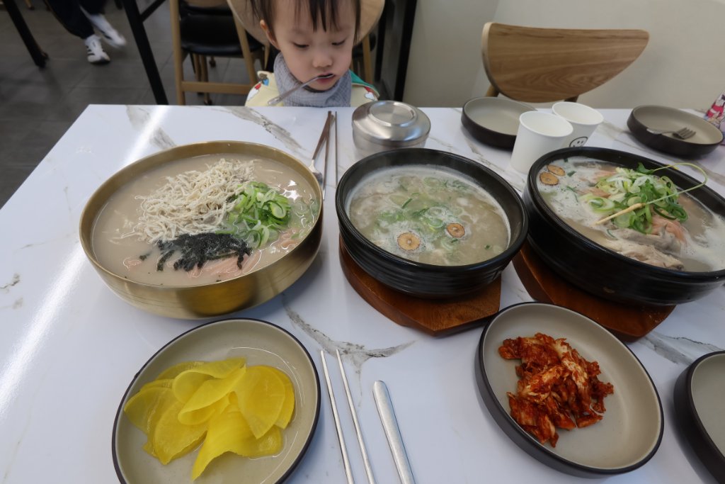 완성된 닭칼국수 한 그릇