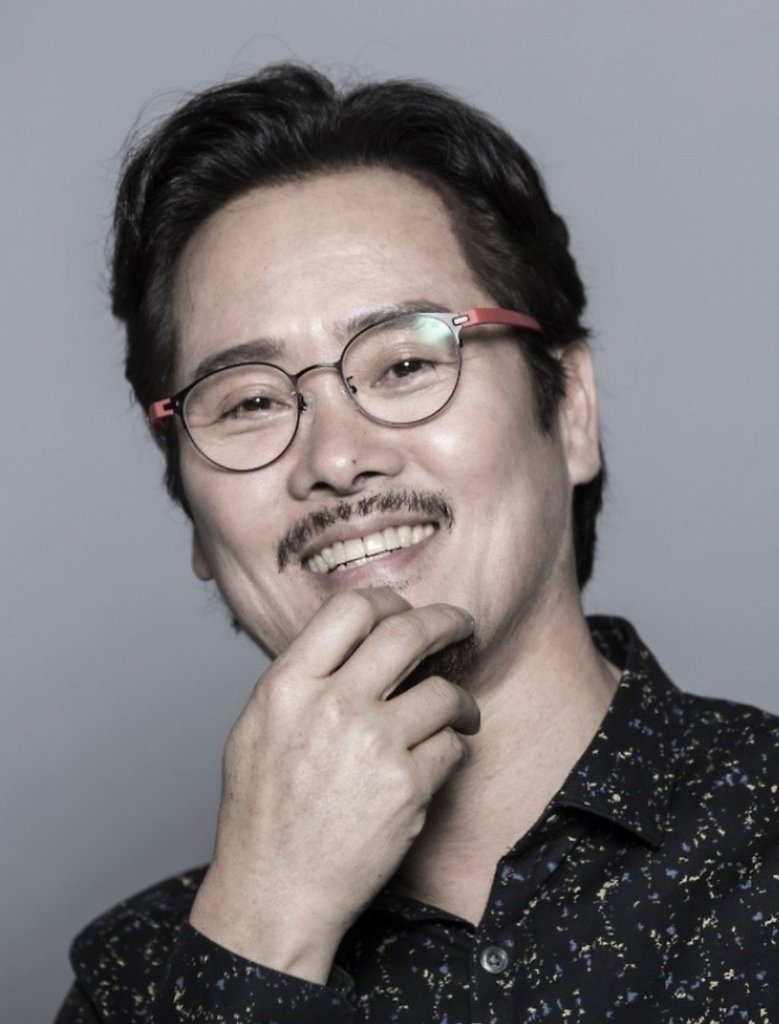 뮤지컬 공연장의 무대 조명과 배우들이 무대 위에 서 있는 모습