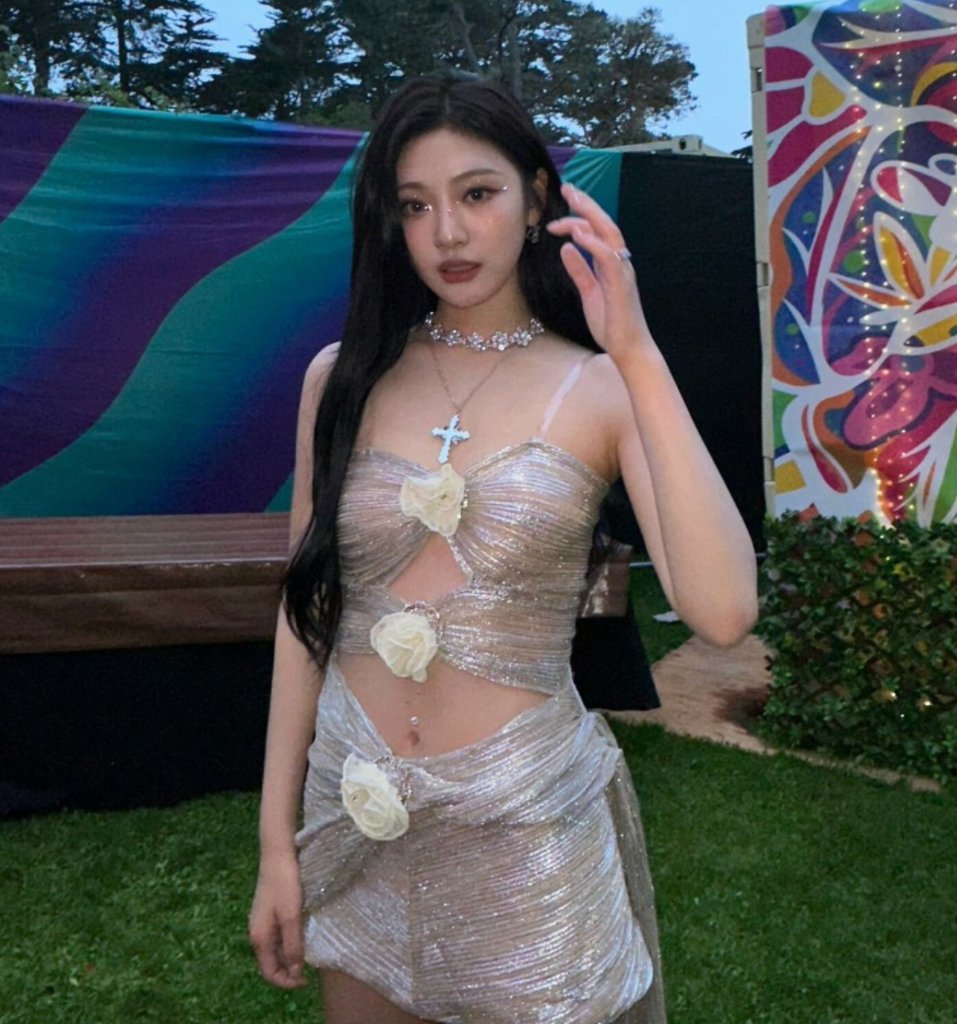 세련된 블랙 드레스 스타일