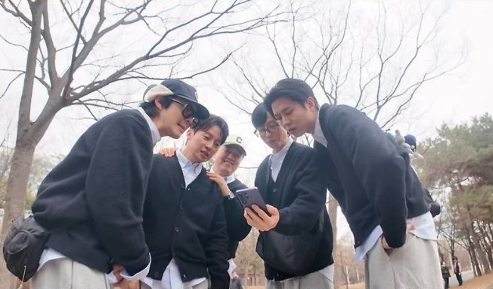 공원에서 촬영 중인 유재석의 고민하는 모습