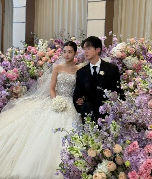 웨딩드레스를 입은 제니의 모습