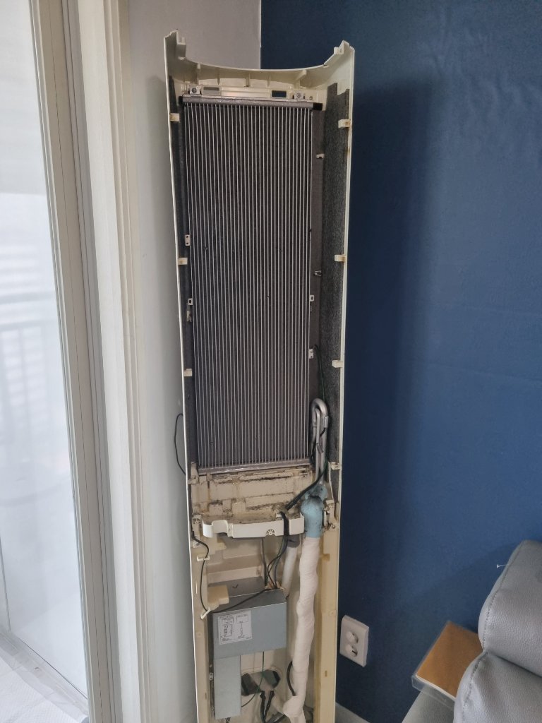 에어컨 분해 청소 전 오염된 내부 상태