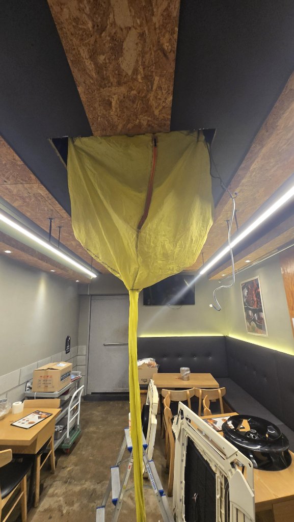 분해 후 세척 중인 에어컨 필터 상태