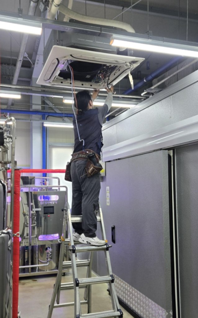 천장형 시스템에어컨의 복잡한 내부 구조