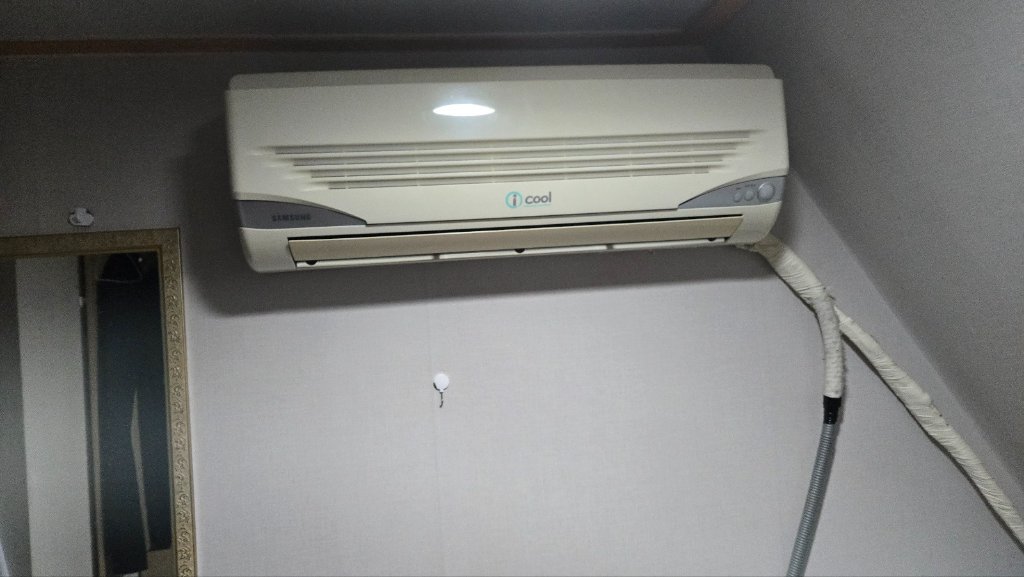 에어컨 필터에 쌓인 먼지와 곰팡이 상태
