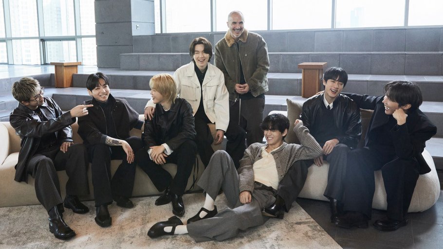 야간 조명이 비춰진 경복궁과 BTS 무대의 조화로운 배경