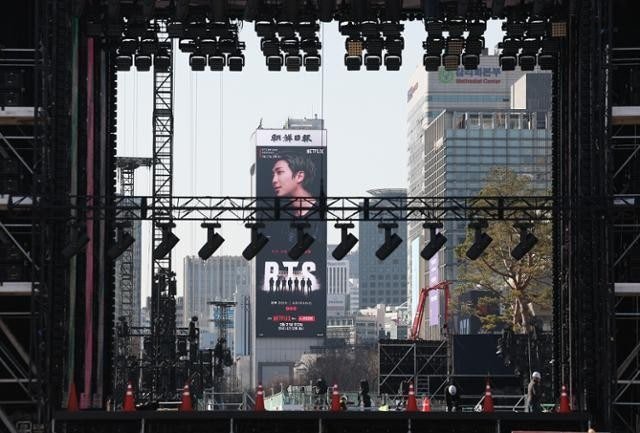 BTS 광화문 공연 현장의 관객 모습과 경복궁