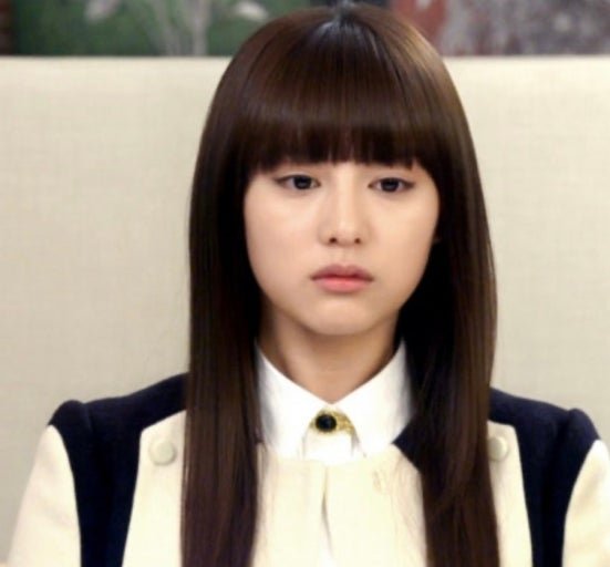 단발과 군복의 강인한 이미지 매치