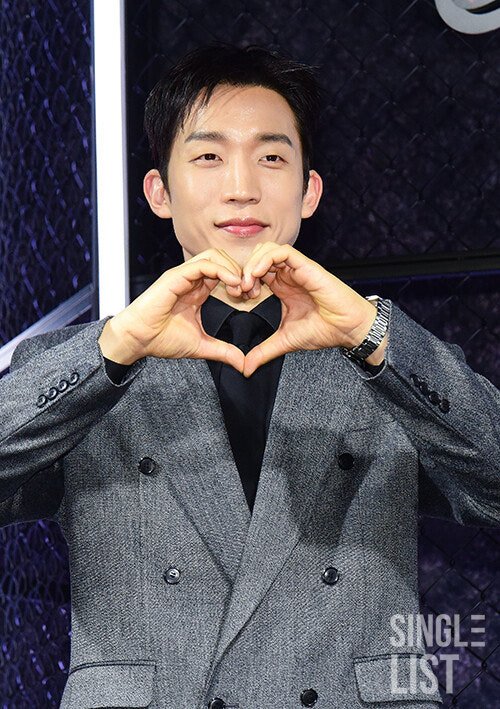 이상이 배우의 냉정한 표정