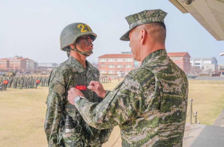 경례 모습에서 드러나는 정동원의 변화