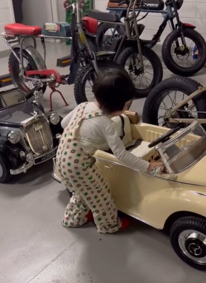 지드래곤이 조카를 바라보는 따뜻한 표정