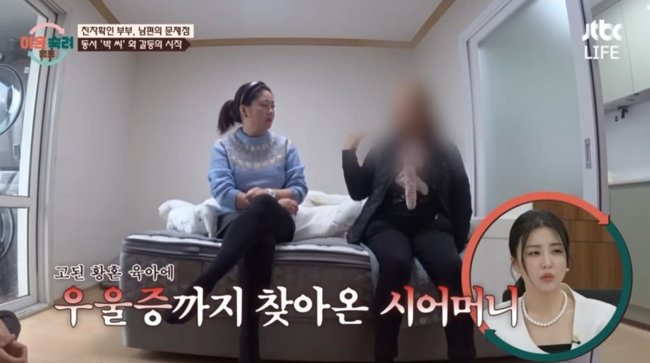 상담실에서 진지한 표정으로 이야기를 나누는 모습