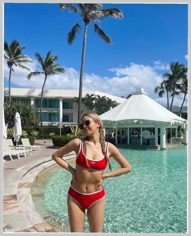 운동을 통한 꾸준한 관리가 드러나는 건강한 바디라인