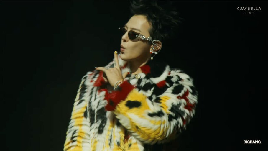 무대 위의 태양의 에너지풀한 퍼포먼스 모습