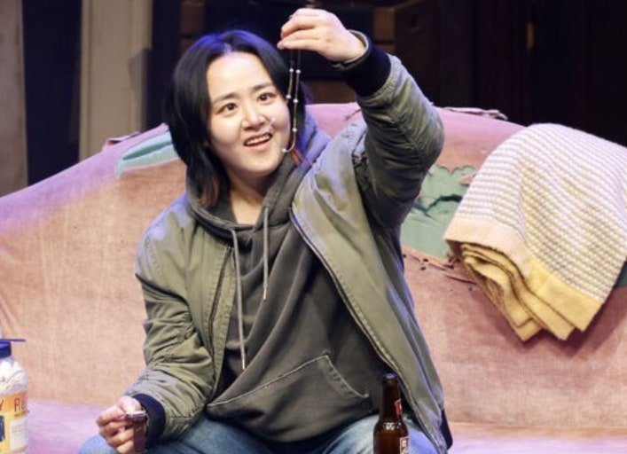 유퀴즈 무대에서 담담하게 이야기하는 배우의 모습