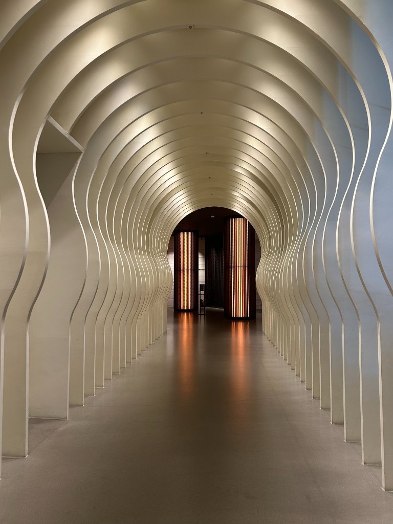 부산 기장 아난티 코브 건축 외관과 해안 경관