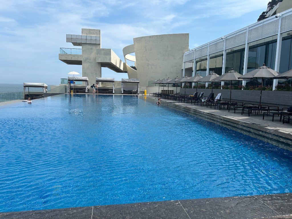 아난티 코브의 야경과 해안 산책로