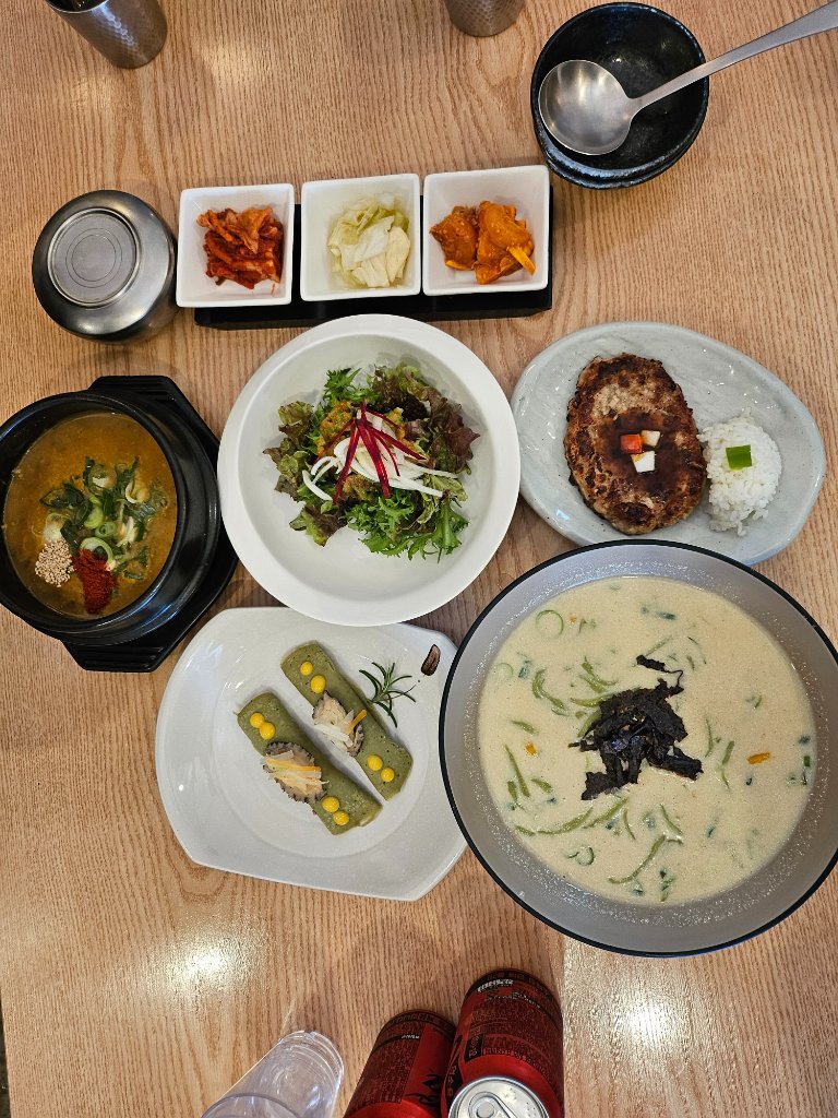 제주 로컬 메뉴들을 선보이는 음식점 내부