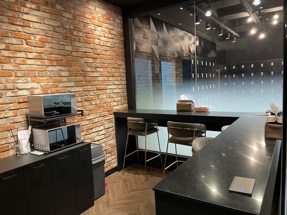 부산 헬스장 입구 사물함 및 로비 공간