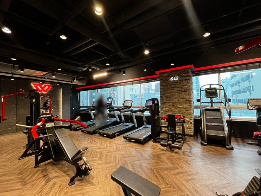 메인 홀의 레드 라인 조명과 운동 공간