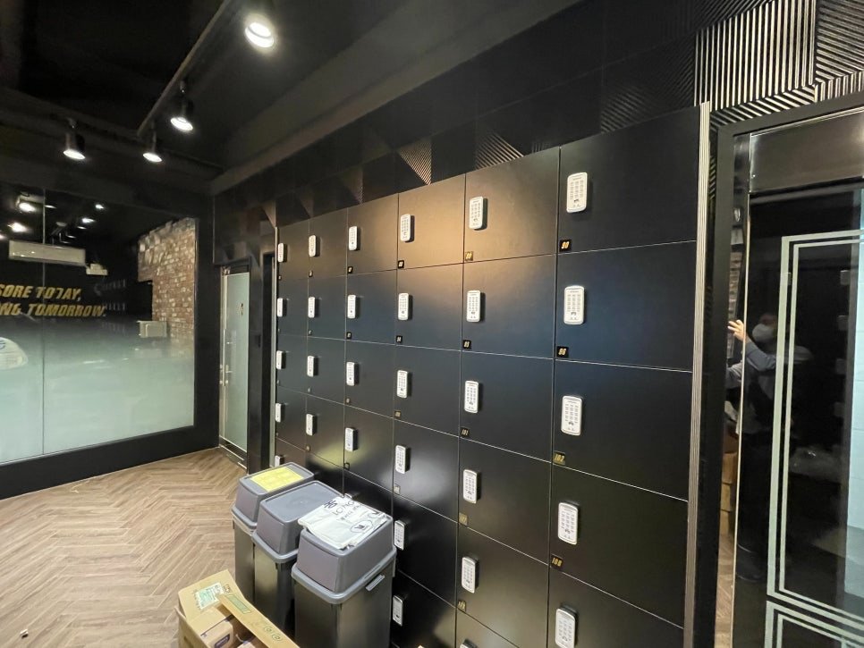 통유리 라운지와 포토존 공간