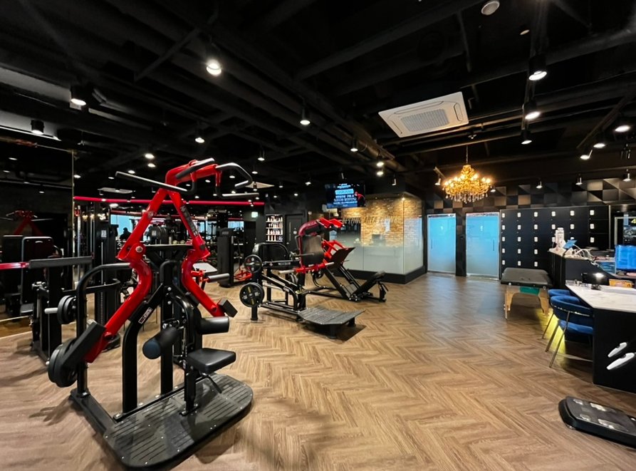 헬스장 내부 조명과 공간 연출