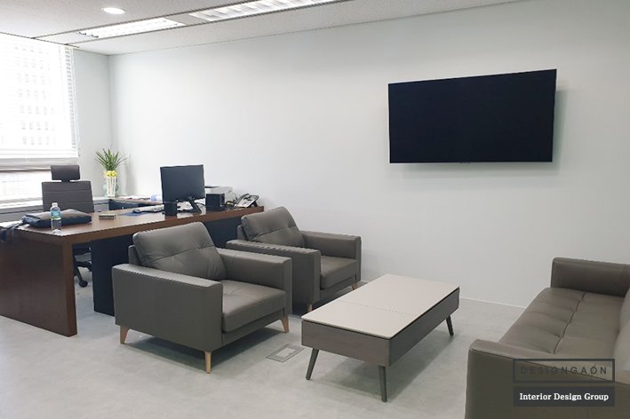 크림 베이스에 블루 포인트 테이블이 있는 상담 대기 공간, 세련되고 밝은 분위기