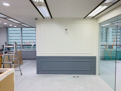 통유리 칸막이와 화이트 톤 수납장이 있는 상담실, 밝고 정돈된 분위기