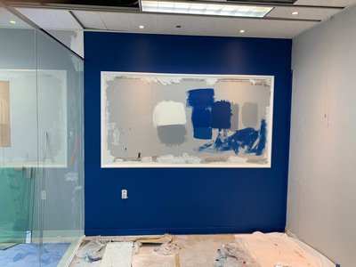 천장 공조 덕트를 활용한 개방형 천장 디자인과 통유리 칸막이