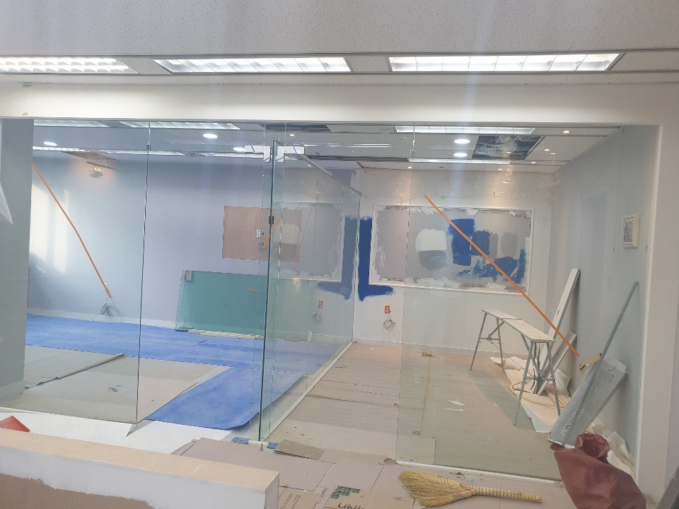 완공 후 밝고 세련된 변호사사무실의 전체 모습