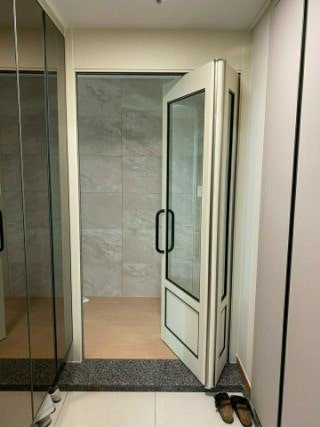 3연동 슬라이딩도어의 하부레일 구조와 겹침 방식