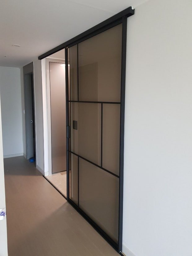 원슬라이딩도어의 옆벽 필요 공간과 현대적 디자인