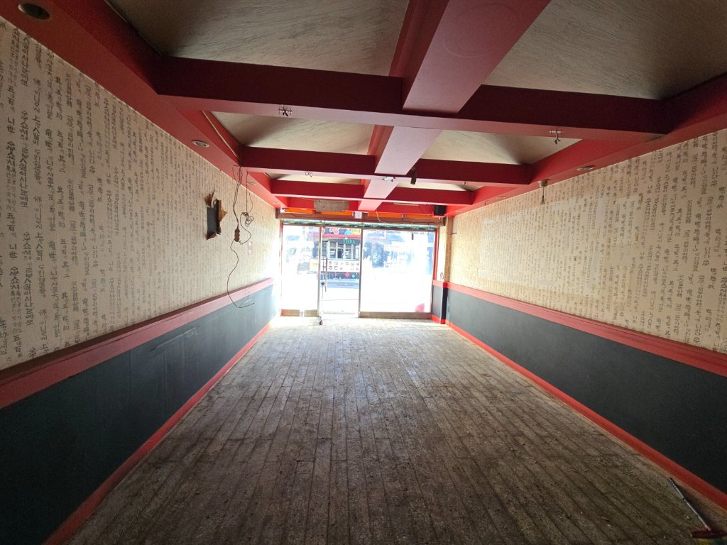 마블 에폭시 바닥과 조명이 어우러진 위스키바 인테리어