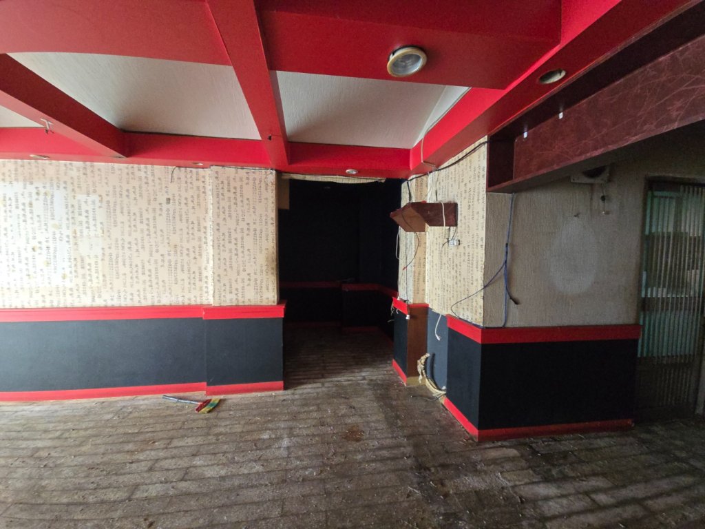 블루톤 갈바 외벽과 테라스가 어우러진 위스키바 외관