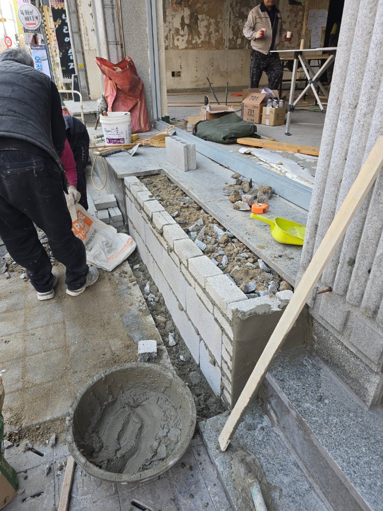 핑크 간접조명이 비추는 위스키바 인테리어