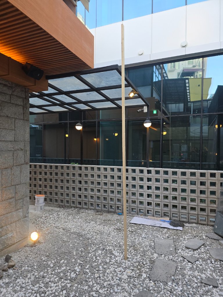 기존 공간 재구성으로 완성된 테이블 배치 영역