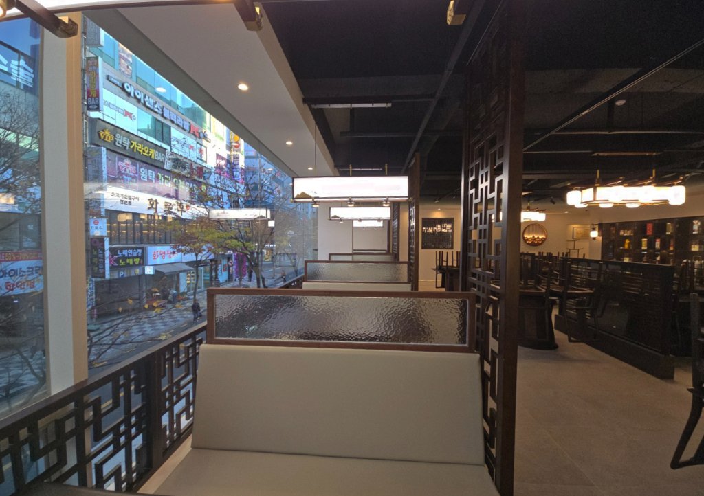 부산 중식당 홀 공간의 밝고 세련된 인테리어