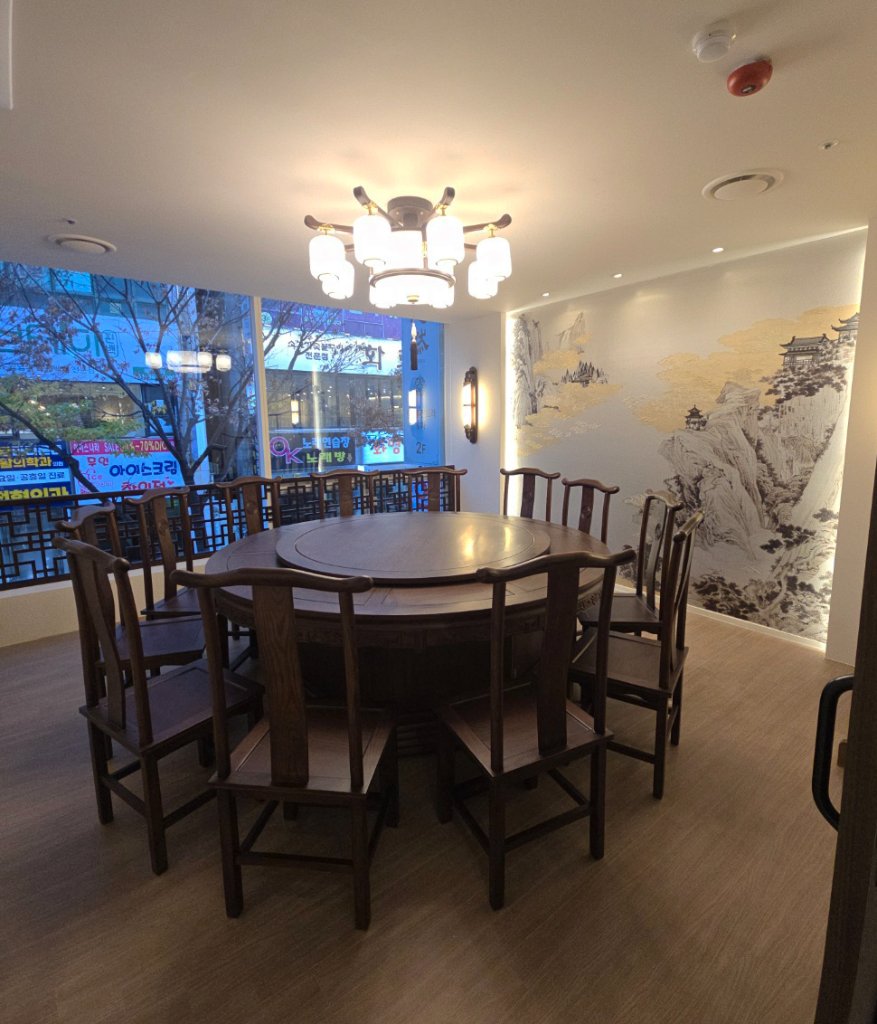 부산 중식당 입구의 찻잔 진열장과 간접조명