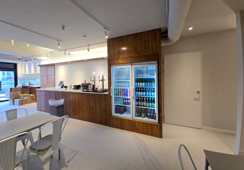 그레이톤 베이스와 원목의 조화로운 치킨집 내부 인테리어