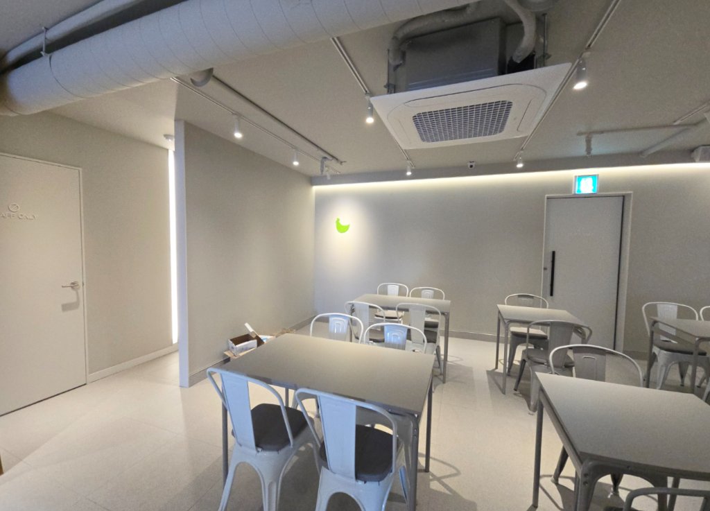 연두색 꼬꼬 캐릭터로 포인트를 준 치킨집 벽면 디자인