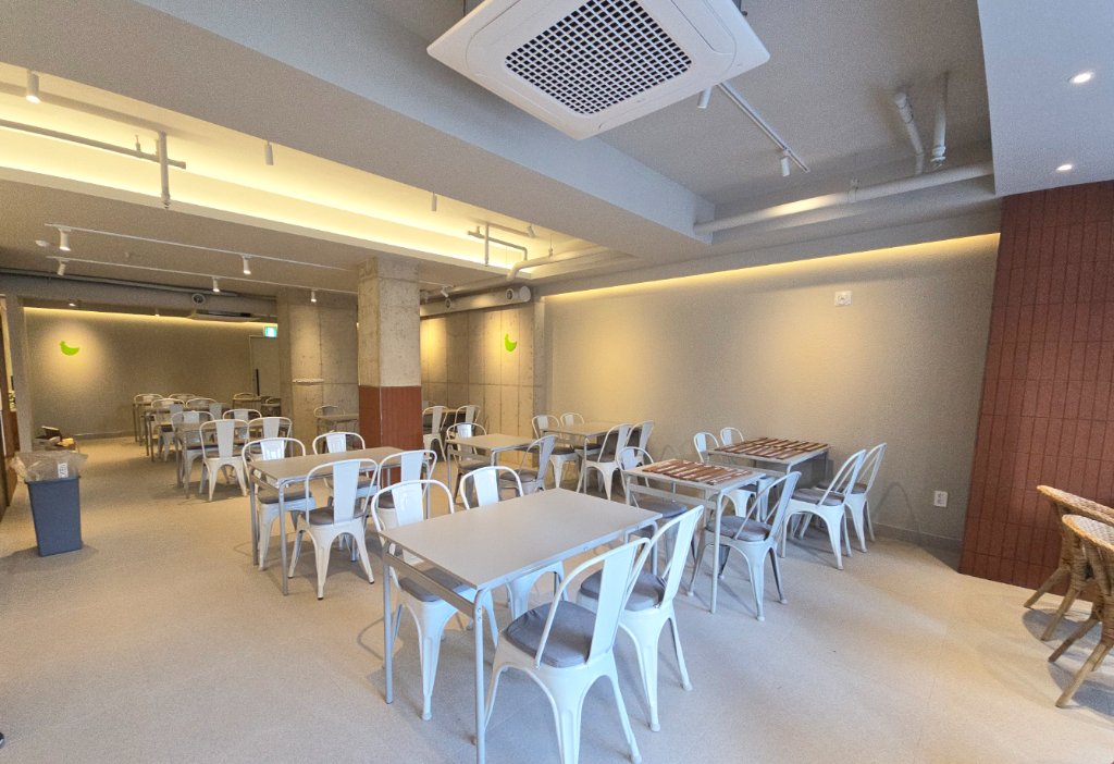 기둥과 입구 주변의 붉은 벽돌 타일 포인트 디자인