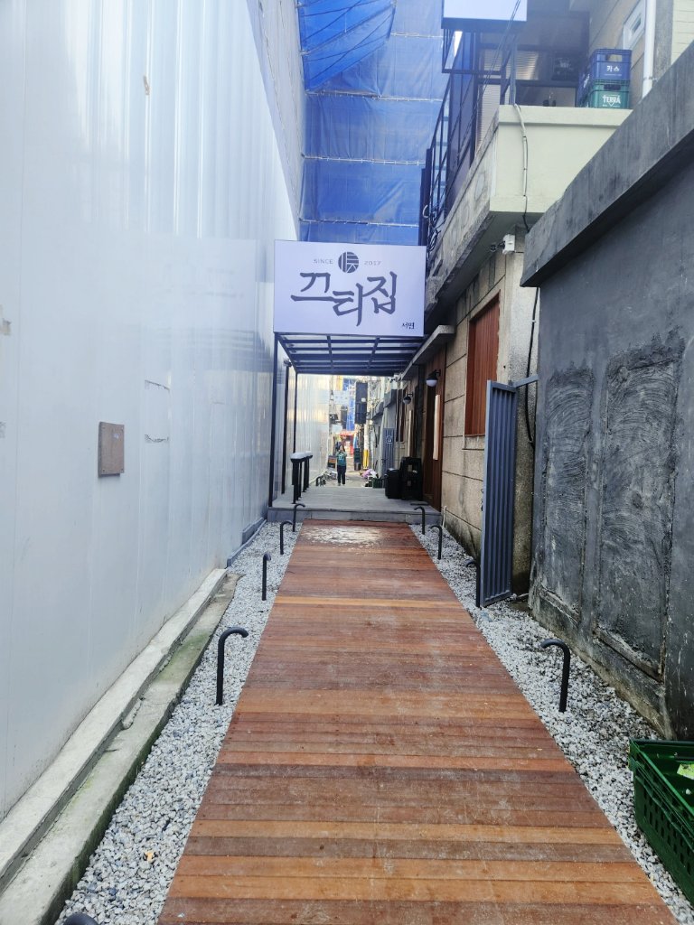 부전동 체인점공사 현장의 입구 데크와 거울을 활용한 동선 연출