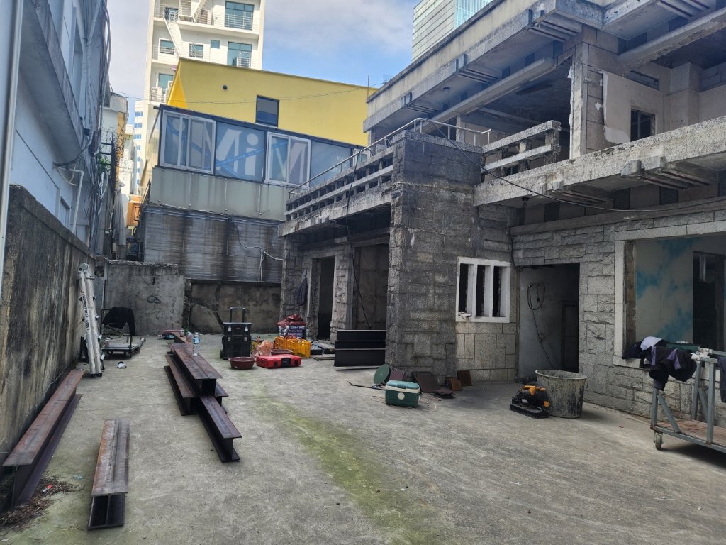 1층의 스타코 도장, 원목 가구, 샹들리에가 어우러진 인테리어