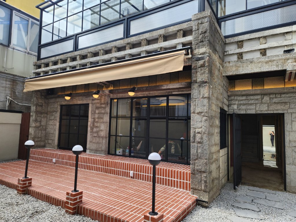 2층의 벽돌 의자와 족자로 포인트를 준 공간 구성